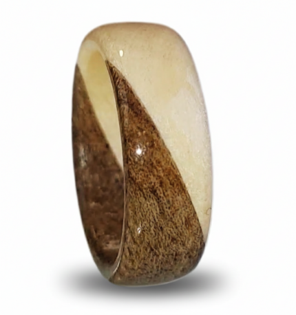 Drveni prsten od bele bukve i oraha – ručno rađen, prirodni godovi i prirodna boja drveta