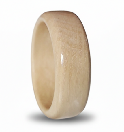 Drveni prsten od bele bukve – ručno rađen, prirodni godovi i suptilno bez boje