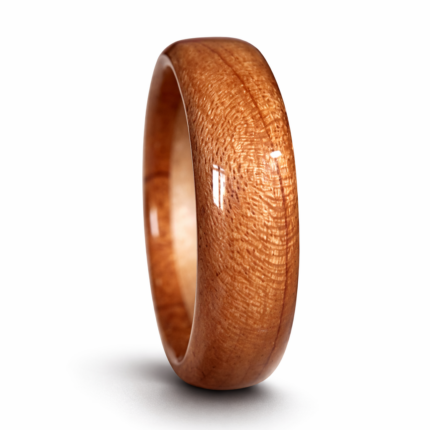 Drveni prsten od tresnje – ručno rađen, prirodni godovi i tople svetlo braon boje