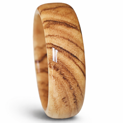 Drveni prsten od masline – ručno rađen, prirodni godovi i svetle nijanse braon boje
