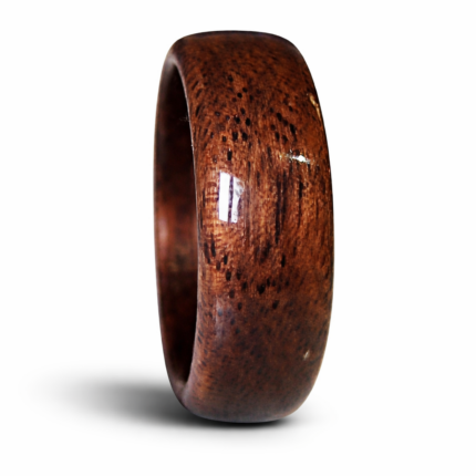 Drveni prsten od američkog oraha – ručno rađen, prirodna tekstura drveta